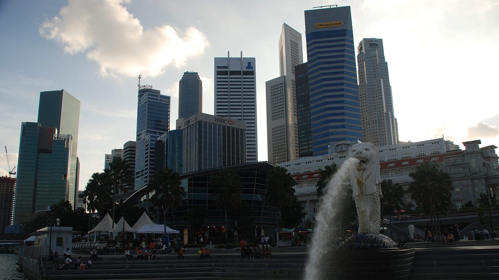 The Merlion and the Singapore skyline