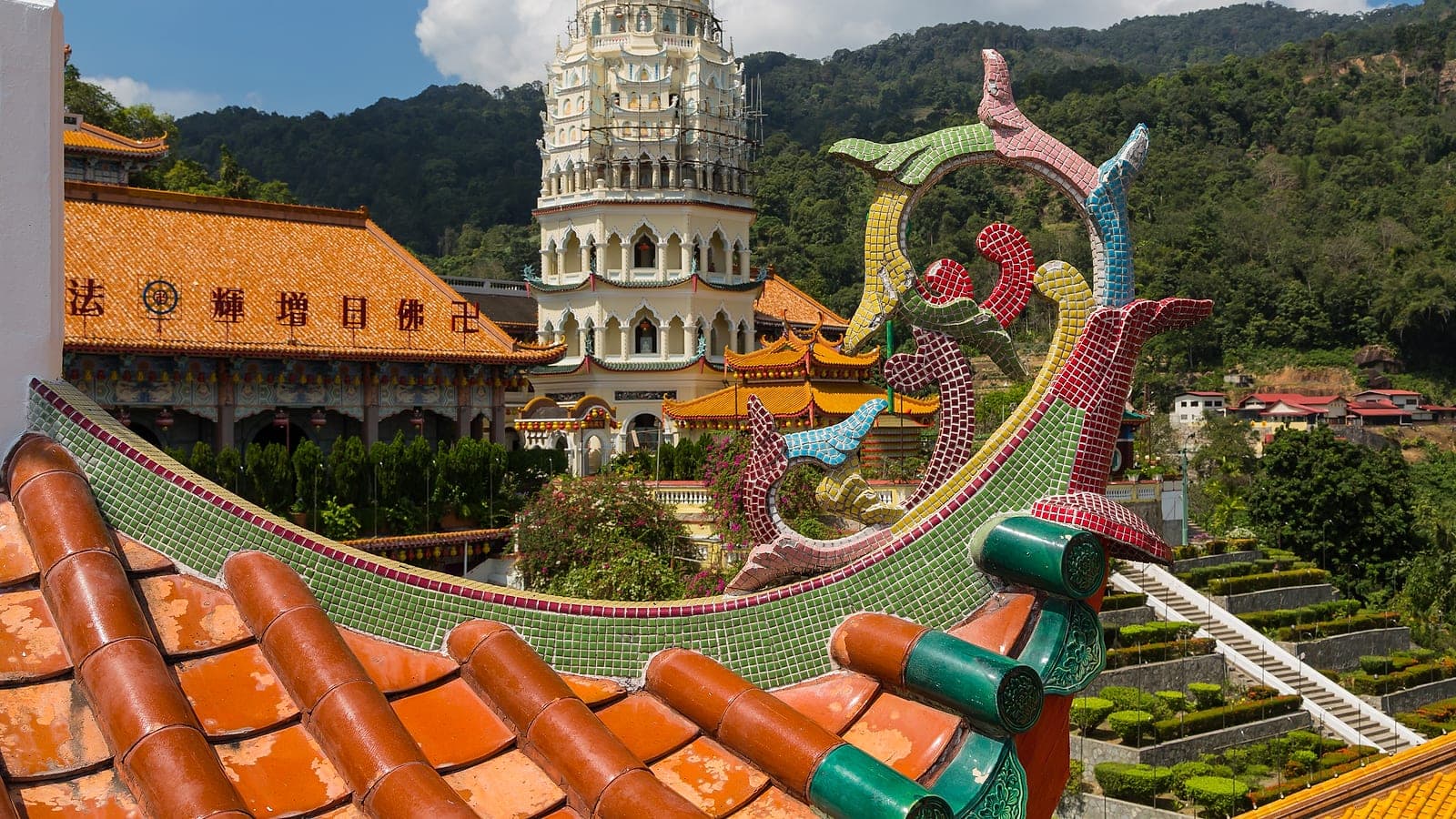 Pavilion and temple halls climbing the hillside at Kek Lok Si